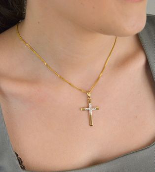 Zawieszka krzyżyk grawerowany z białym złotem ZA 2966 333 Krzyżyk będzie wspaniałą pamiątką i prezentem na różne okazje. W naszej ofercie dostępne są łańcuszki, które razem z wisiorkiem stanowią idealne zestawienie na k (4).JPG